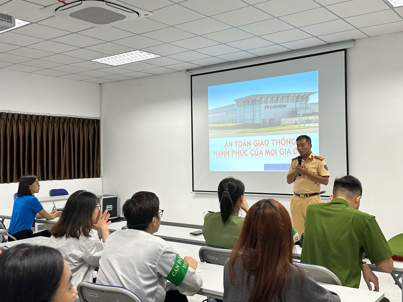 Công an quận Hải An: Tuyên tuyền tuyên truyền, phổ biến pháp luật về bảo đảm trật tự, an toàn giao thông tại Công ty TNHH Pegatron (Khu Công nghiệp DeepC)